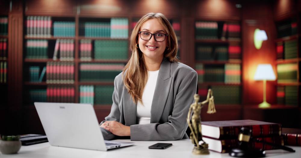 Avocat expliquant des documents contractuels à un client lors d'une consultation préventive